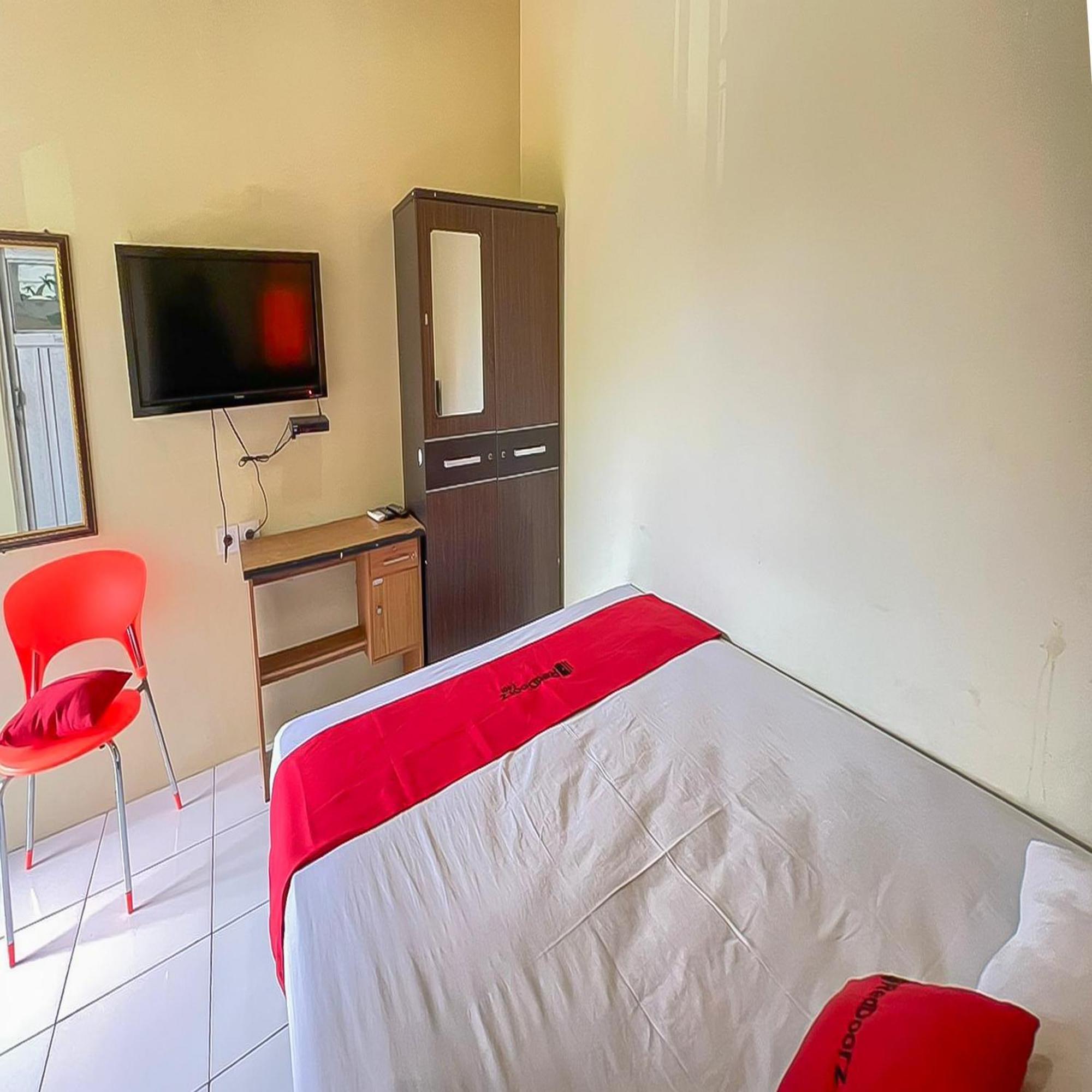 Reddoorz At Wahidin Street Cirebon Exterior foto