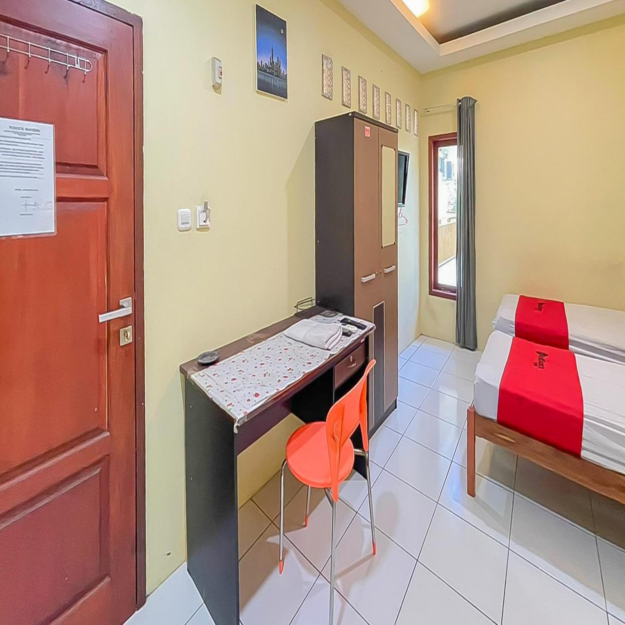 Reddoorz At Wahidin Street Cirebon Exterior foto