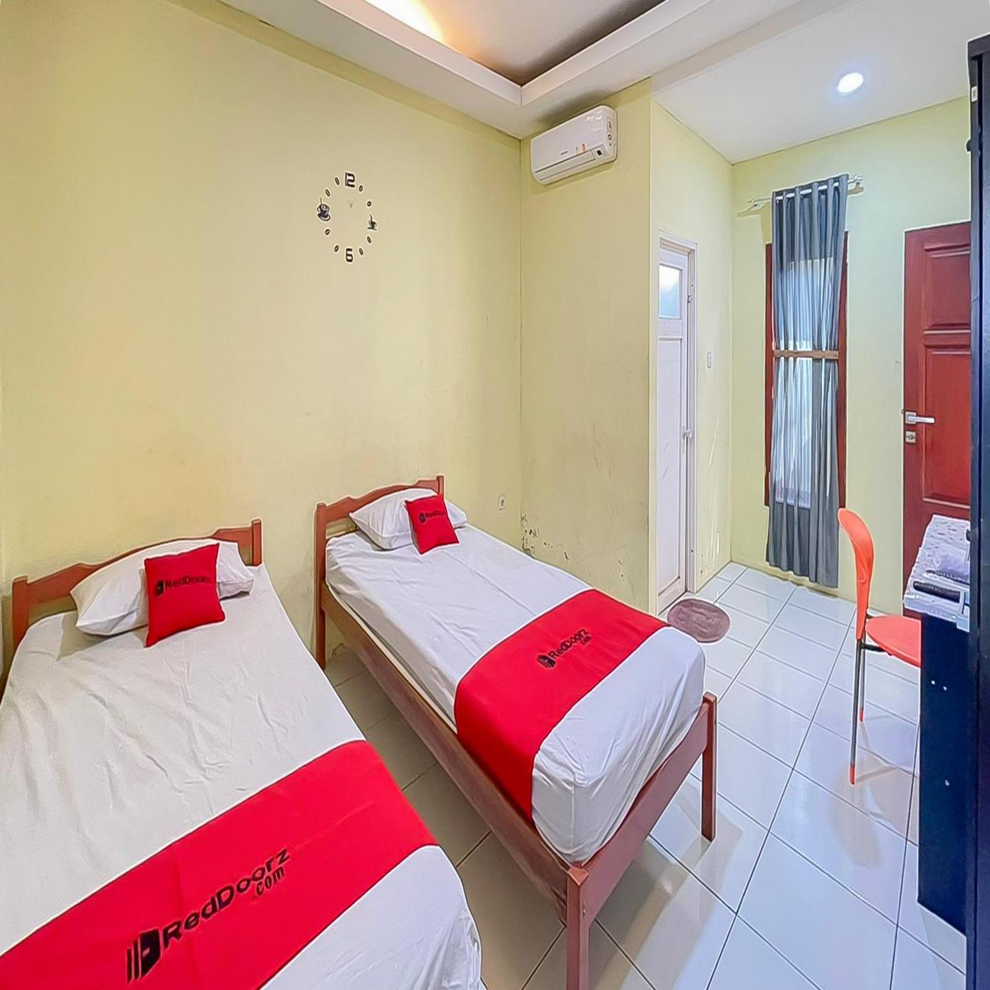 Reddoorz At Wahidin Street Cirebon Exterior foto